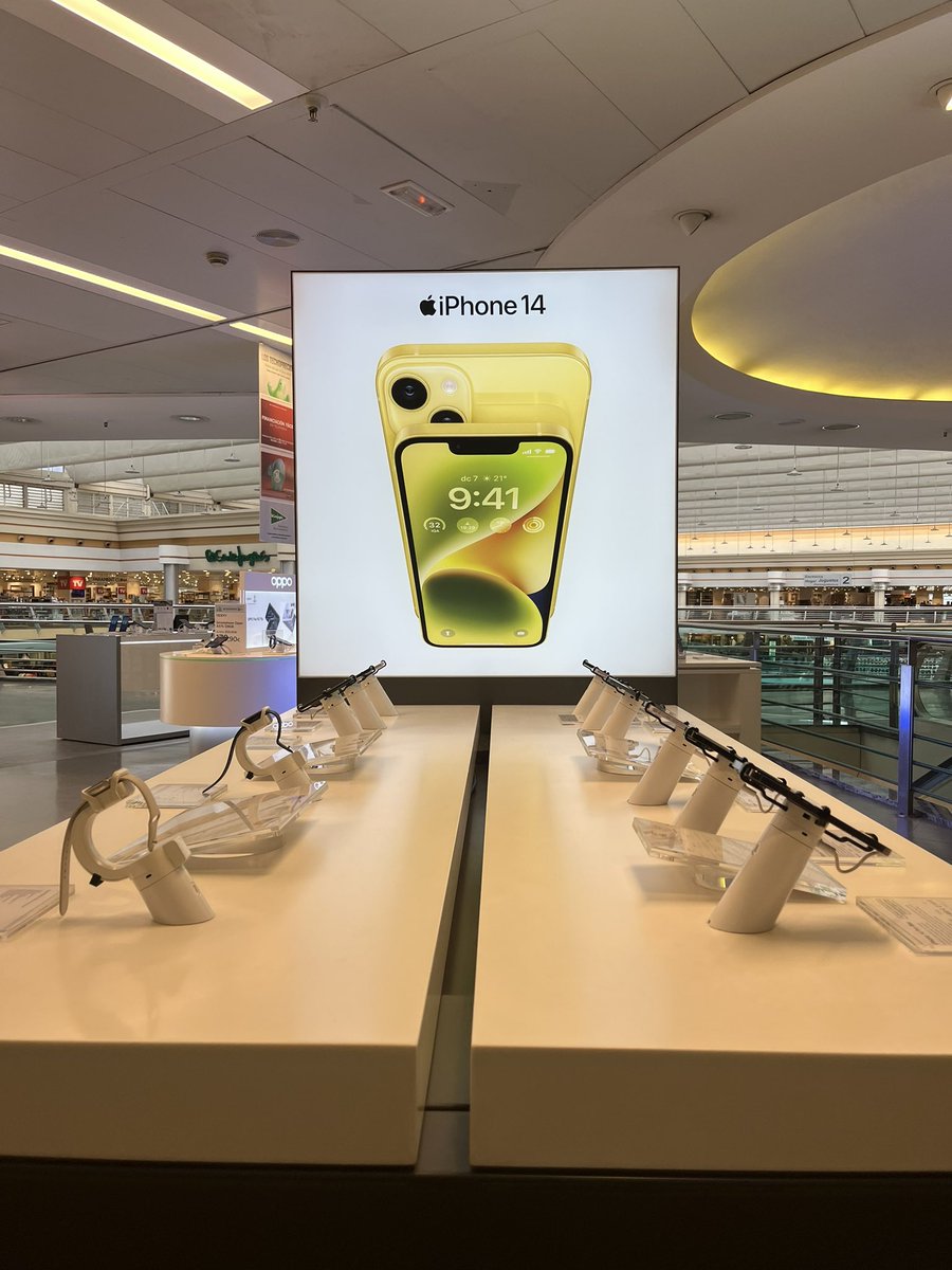 vbappleworld's tweet photo. iPhone 14, iPhone 14 Pro and Apple Watch S8 at El Corte Inglés Mall @elcorteingles #apple #apple2023 #applegeek #appletech #appleelcorteingles #applefan #appletech #appletechnology #elcorteingles #apple23 https://t.co/jz8ZdyPC4f