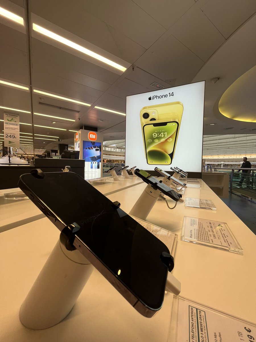 vbappleworld's tweet photo. iPhone 14, iPhone 14 Pro and Apple Watch S8 at El Corte Inglés Mall @elcorteingles #apple #apple2023 #applegeek #appletech #appleelcorteingles #applefan #appletech #appletechnology #elcorteingles #apple23 https://t.co/jz8ZdyPC4f