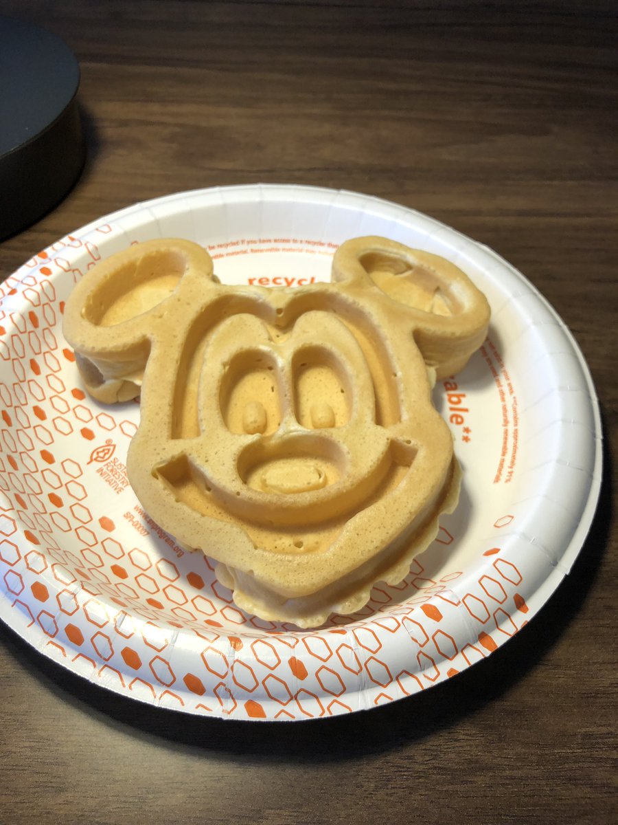 swimingree's tweet photo. 04.11.2023
夢の国の近くで食べるホテルの朝食はFantasyでした。
子供に大人気で、ママ達が焼くために行列を作ってる中、アジアのおじさん頑張った٩( 'ω' )و https://t.co/VCgM3JOsD9