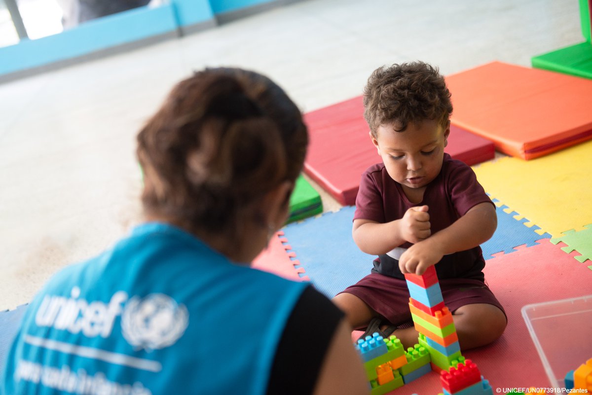 unicefenespanol's tweet photo. Todos los niños y niñas tienen derecho a sentirse seguros y apoyados, sin importar dónde se encuentren.

UNICEF trabaja en todo el 🌎 para crear espacios acogedores para la infancia, como este en Perú, donde niños migrantes juegan y realizan actividades divertidas. #EnMiMente https://t.co/f0dzCoMxy7