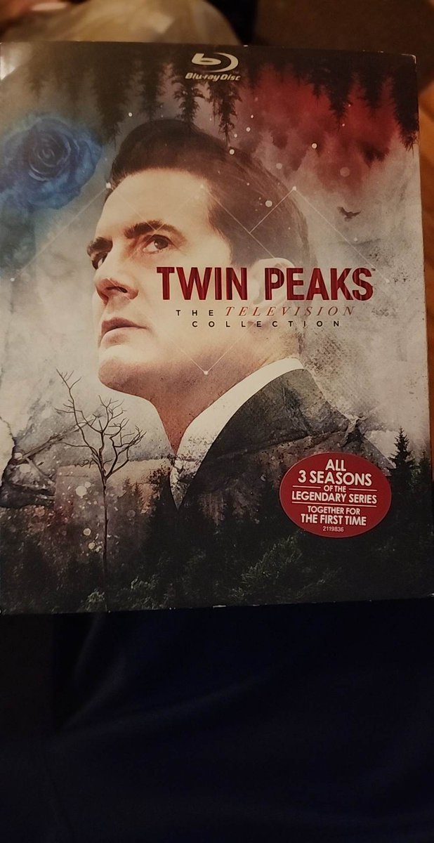retro_forward's tweet image. I got the urge to rewatch Twin Peaks. Couldn&apos;t find it online in Canada, so I bought the entire series (blu-ray), including Fire Walk with me (digital copy).  It&apos;s arguably one of the greatest shows ever made. Do you agree?