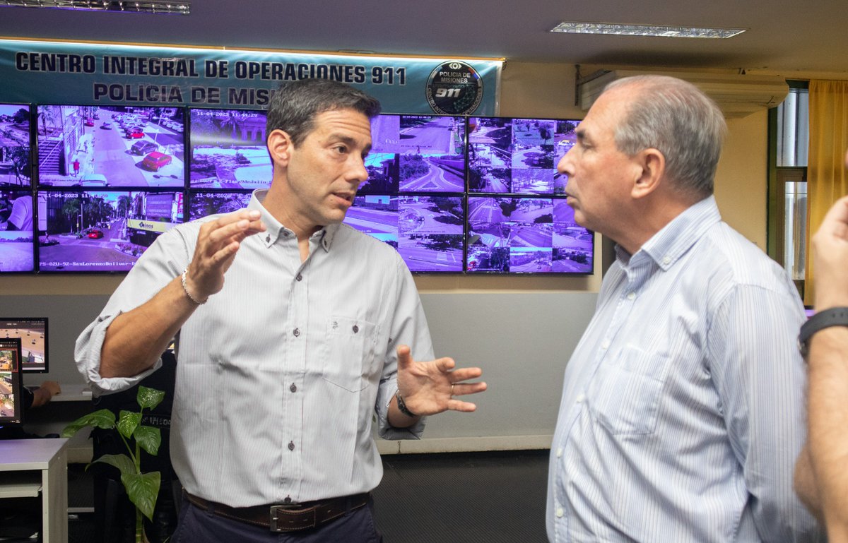 Con <a href="/LaloStelatto/">Lalo Stelatto</a> visitamos el #CIO 911 de la <a href="/MisionesPolicia/">Policía de Misiones</a>, que ya cuenta con 1.000 cámaras en #Posadas y prevé sumar 500 más. Un proyecto integrado de cooperación con la <a href="/muniposadas/">Ciudad de Posadas</a> que convertirá a esta capital, en la ciudad con más cámaras por habitante del país