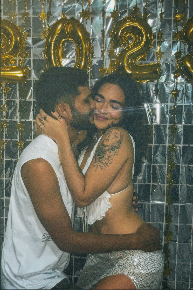 guedsmari's tweet photo. Retweeta uma foto com o seu amor 🧡 

*as fotos são uma pataquada mas nosso amor é lindão* https://t.co/egpYm40mYR