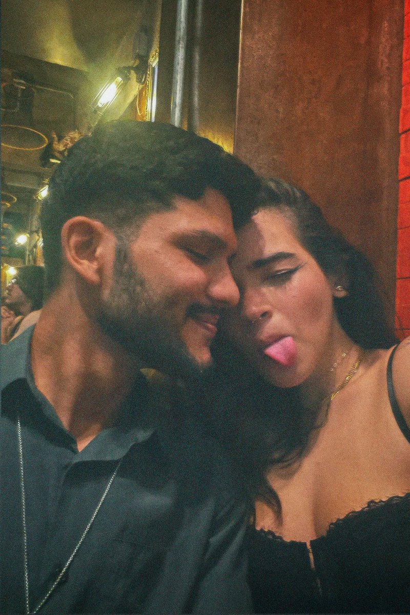 guedsmari's tweet photo. Retweeta uma foto com o seu amor 🧡 

*as fotos são uma pataquada mas nosso amor é lindão* https://t.co/egpYm40mYR