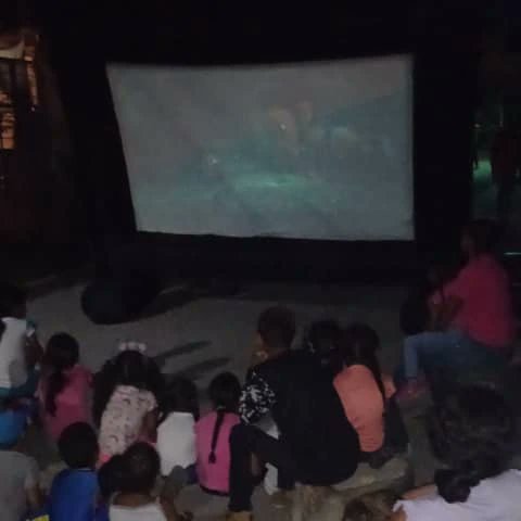 Primerojzamora's tweet photo. #10abril El equipo de @primerojzamora realizó un cine calle en el sector el Abanico de Guatire dónde disfrutaron de una hermosa película y compartieron unas deliciosas cotufas, siempre llevando un mensaje de unión y esperanza para la comunidad
 @hcapriles #LaVenezueladelEncuentro https://t.co/rDMTnguZxR