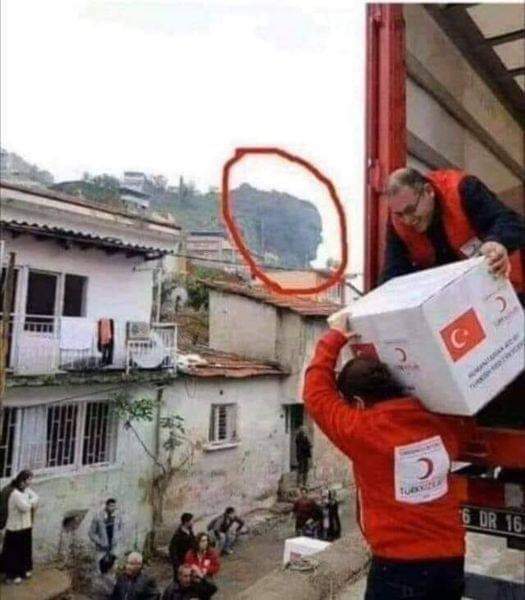 filiz175's tweet photo. KIZILAY'ı soran olursa 4 trilyonluk heykelin altında fakir fukaraya yardım dağıtıyor dersiniz.. https://t.co/QRBXyfLKDM
