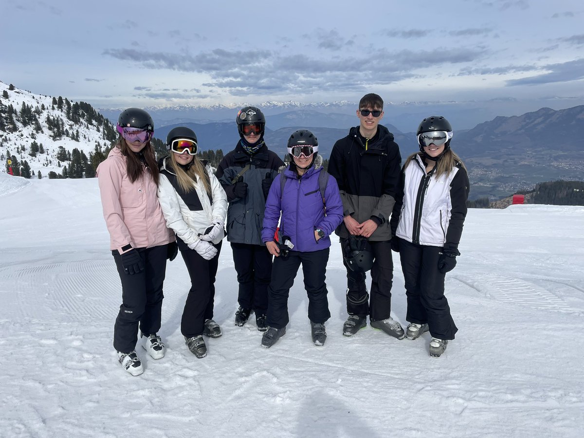 deFerrers_6th's tweet photo. Ski Italy 2023 #TeamSixthForm 🎿 ⛷️ 🇮🇹 https://t.co/76YGumkriX