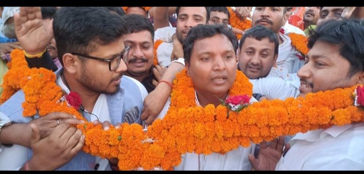 ashutripathy's tweet photo. आज @IYCBihar के लोकतंत्र बचाओ मशाल जुलूस में हिस्सा लेने के लिए पटना पहुंचे @IYC के राष्ट्रीय अध्यक्ष @srinivasiyc जी का युवा कांग्रेस के साथियों द्वारा स्वागत किया गया।
@akhileshPdsingh
@rajeshsinhaiyc https://t.co/wm8W2jvZ67