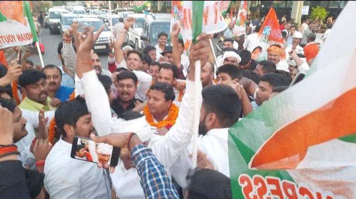 ashutripathy's tweet photo. आज @IYCBihar के लोकतंत्र बचाओ मशाल जुलूस में हिस्सा लेने के लिए पटना पहुंचे @IYC के राष्ट्रीय अध्यक्ष @srinivasiyc जी का युवा कांग्रेस के साथियों द्वारा स्वागत किया गया।
@akhileshPdsingh
@rajeshsinhaiyc https://t.co/wm8W2jvZ67