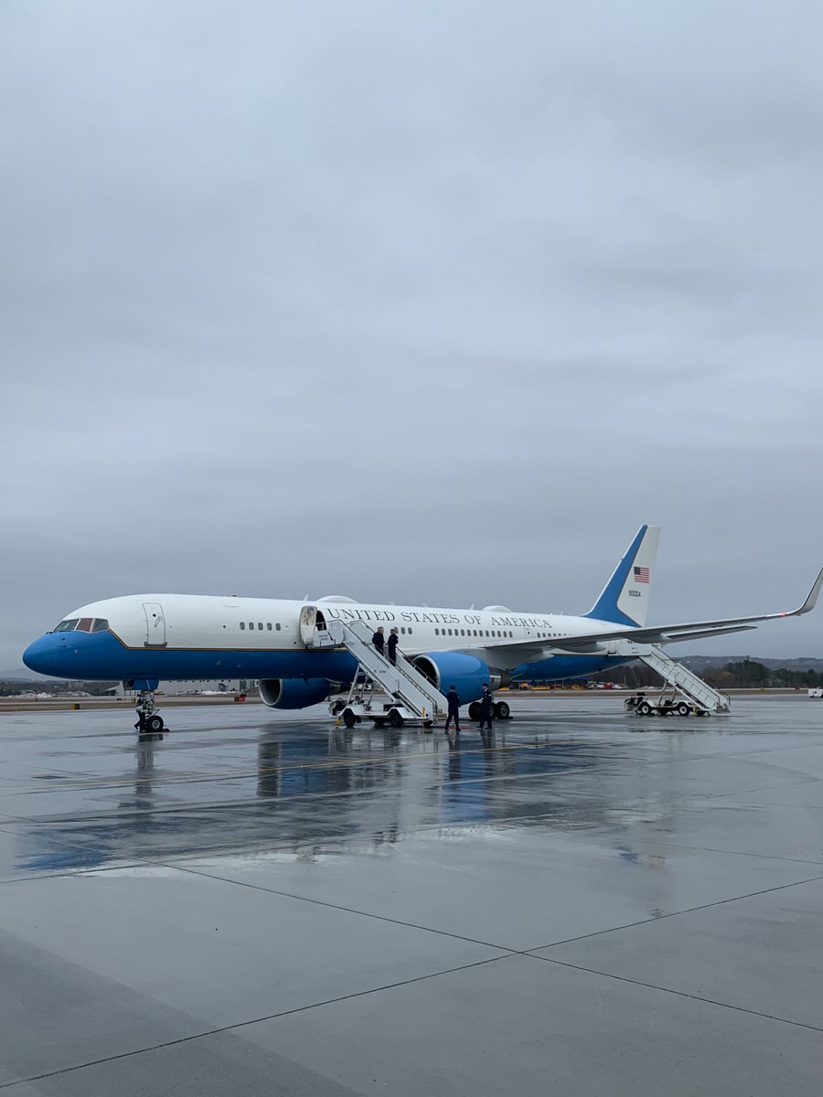 FlyHeritage's tweet photo. Heritage employees had the privilege to assist with the arrival of the First Lady @FLOTUS  into Burlington, Vermont.
#BTV #FlyHeritage #Aviation #VermontBusiness #flyBTV #Burlington #FBO
#BPTWVT #BestPlacesInVT #Bcorp #ESOP #FirstLady #assist #betatechnologies https://t.co/U033WQBxk3
