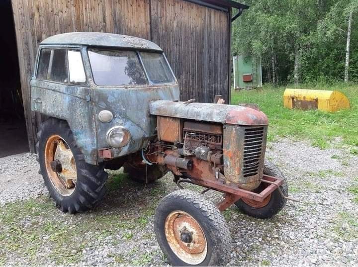 ApacheQQ's tweet photo. Virossa on näitä itsekasattuja vehkeitä paljon vieläkin. Onko tämä kuitenkin Fordson Dexta ? Suomessakin tehtiin itse hytit itse 70 luvulla esim. 35 massikkaan. #traktorit #diy #hytit https://t.co/hmN8AaJqrZ