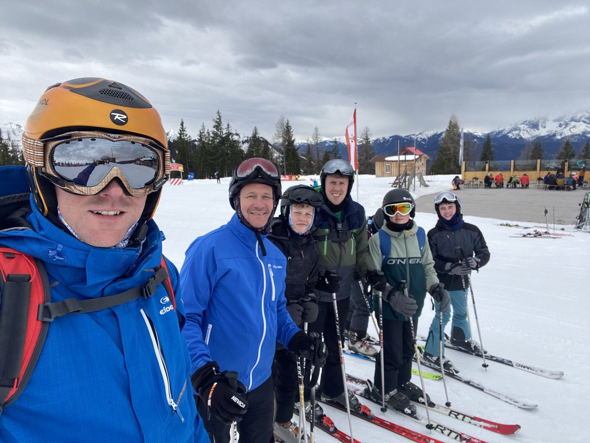 Y bois yn cwrdd Mr Evans, Mr Williams a Mr Rees ar y slopes! 

The boys bumping into Mr Evans, Mr Williams and Mr Rees on the slopes. 

⛷️🇦🇹🎿🇦🇹⛷️