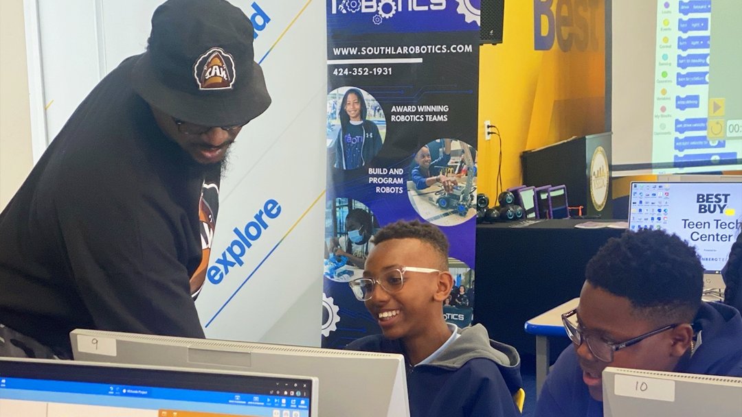 Annenberg_FDN's tweet image. 💻 Recently at @southlatech, students from @PriceSchools participated in special robotics and coding courses taught by @SouthLARobotics and @banksfamilytech! @AnnLearner and #AnnenbergTech were proud to help support these amazing programs.