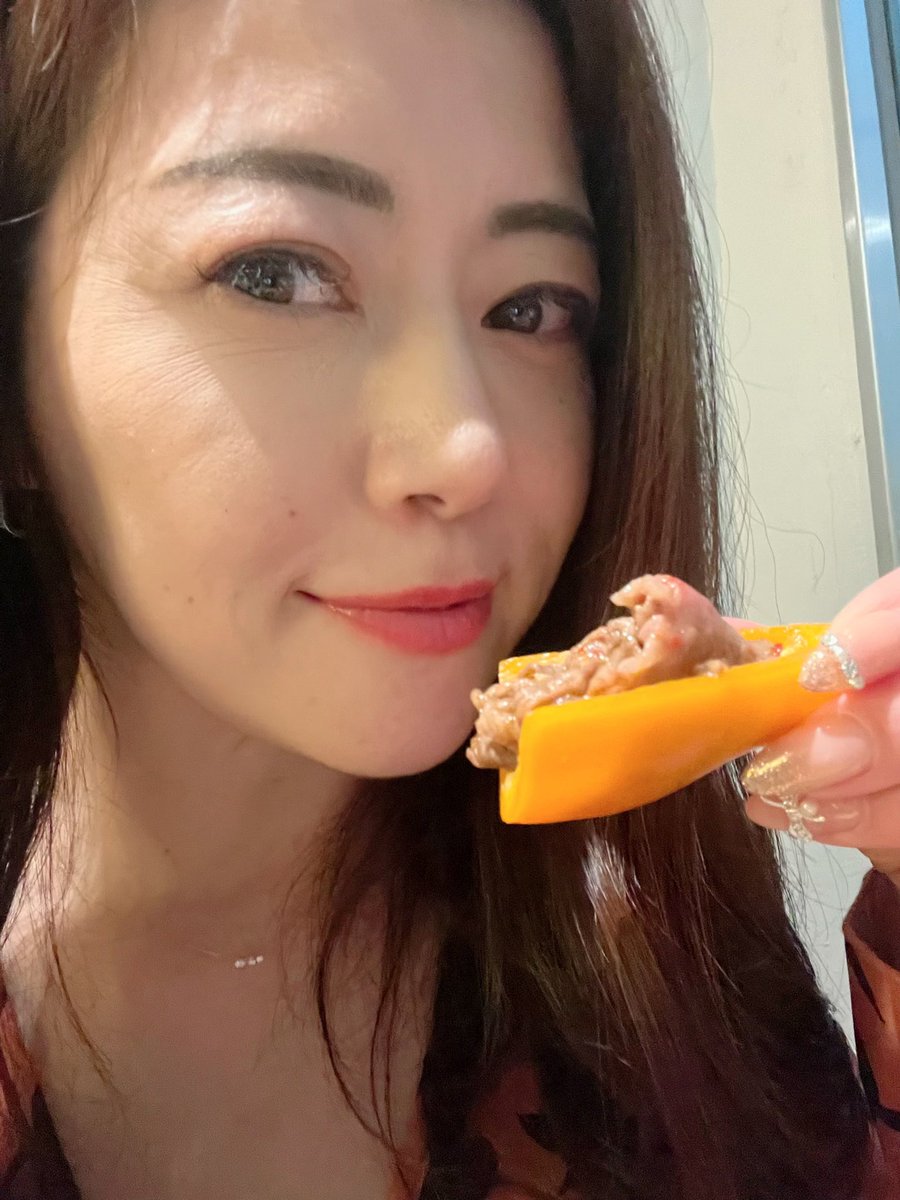 昨日は、TikTokの撮影、下着オークションの撮影（➡︎ https://t.co/6I0aIK4TVD）、食事（韓国すき焼き）に行きましたよ^_^
どれも美味しい料理で、お肉は野菜に乗せたり巻いたりして♪
最後の肉ダレで卵丼まで♡

白い壺に入った紹興酒は美味しすぎて、ロックで干し梅を入れていただきました〜 https://t.co/OulCh7iIIw