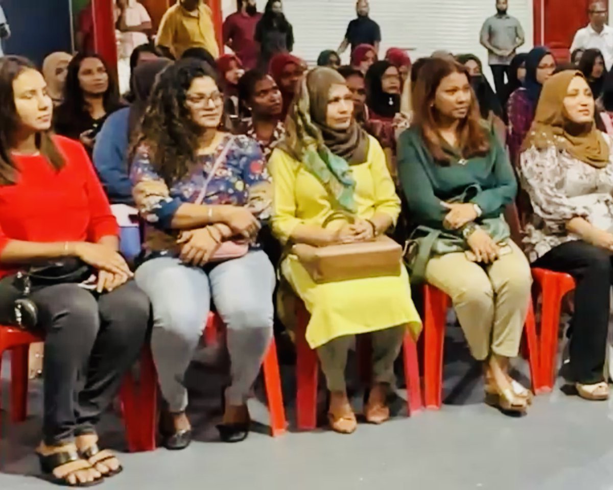 RoseandBees's tweet photo. JP Women’s league gathering for membership drive with a heartwarming tharaavees by JP DL Madam Nahula and welcoming of new members🌺 #Alhamdulillahi
@aishath_nahula @JPSecretariat @qasimibrahim
#Q2023
#QN2023
#Qasim2023
#jpians
#Hamajehumah
#Qasim2023
#womeninpolitics
#JP https://t.co/oFw5tbdaef