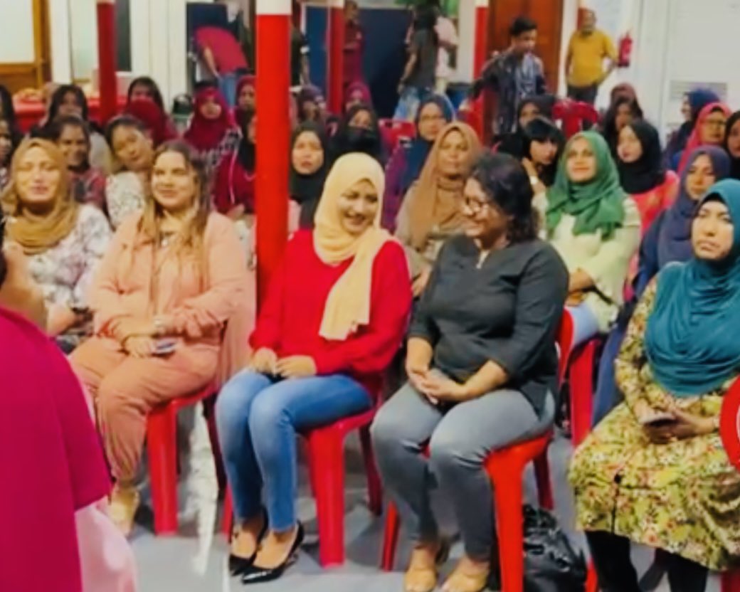 RoseandBees's tweet photo. JP Women’s league gathering for membership drive with a heartwarming tharaavees by JP DL Madam Nahula and welcoming of new members🌺 #Alhamdulillahi
@aishath_nahula @JPSecretariat @qasimibrahim
#Q2023
#QN2023
#Qasim2023
#jpians
#Hamajehumah
#Qasim2023
#womeninpolitics
#JP https://t.co/oFw5tbdaef