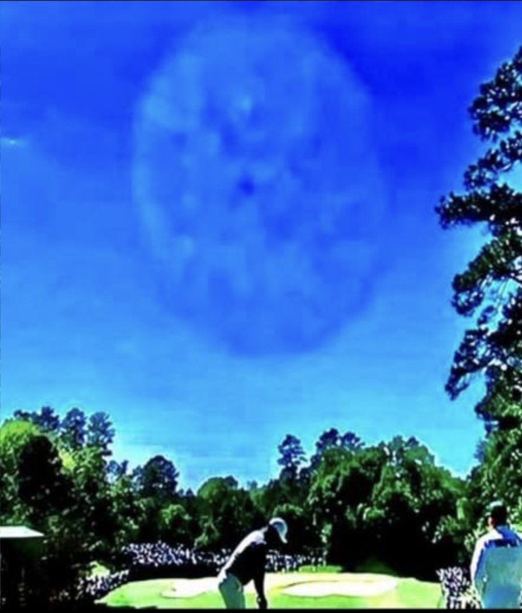 DanijelSheran17's tweet image. This was televised on live TV yesterday at the US Masters Golf Tournament, the commentator said &quot; well that&apos;s an interesting cloud&quot;.

#USMasters #Golf #Sky #USA #Cloud
#Himmel #Amerika #StrangerThings 
#MYSTERY #UFO #extraterrestres
#extraterrestrial

t.me/danijelsheran