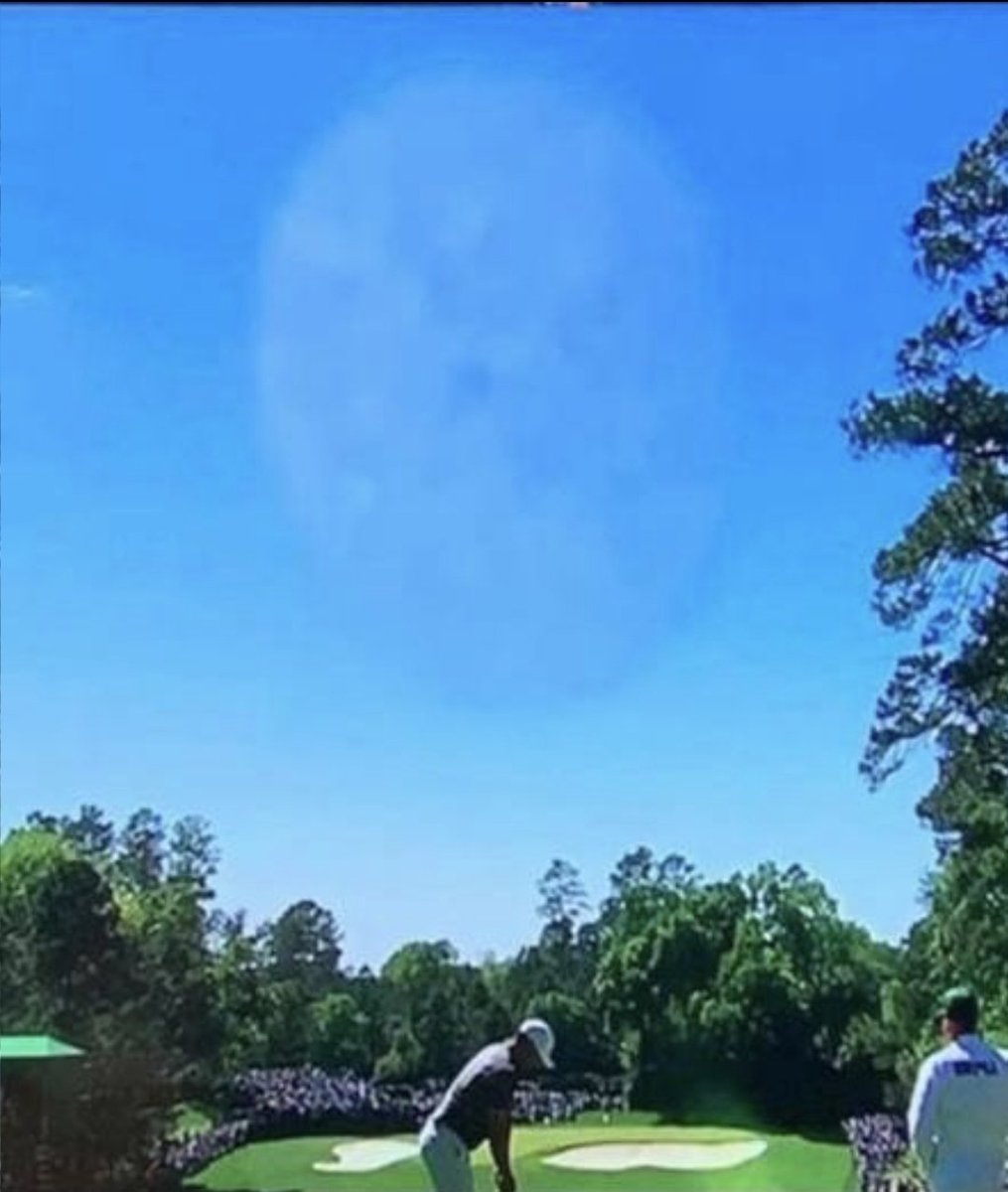 DanijelSheran17's tweet image. This was televised on live TV yesterday at the US Masters Golf Tournament, the commentator said &quot; well that&apos;s an interesting cloud&quot;.

#USMasters #Golf #Sky #USA #Cloud
#Himmel #Amerika #StrangerThings 
#MYSTERY #UFO #extraterrestres
#extraterrestrial

t.me/danijelsheran