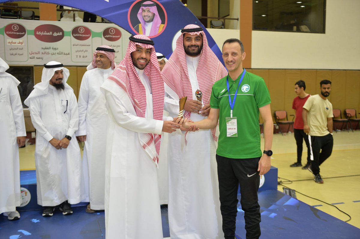 AldabalAbdullah's tweet photo. تكريم لجنة وحكام البطولة📒🛑

💚| #نهائي_دورة_الفقيد_عبدالله_الدبل 
🏆| النسخة الخامسة عشر 
💬| الدورة إحياء ذكرى وترسيخ مبادئ 
📆| رمضان 1444 هـ
🏟| صالة نادي الإتفاق https://t.co/puih4iMMQU