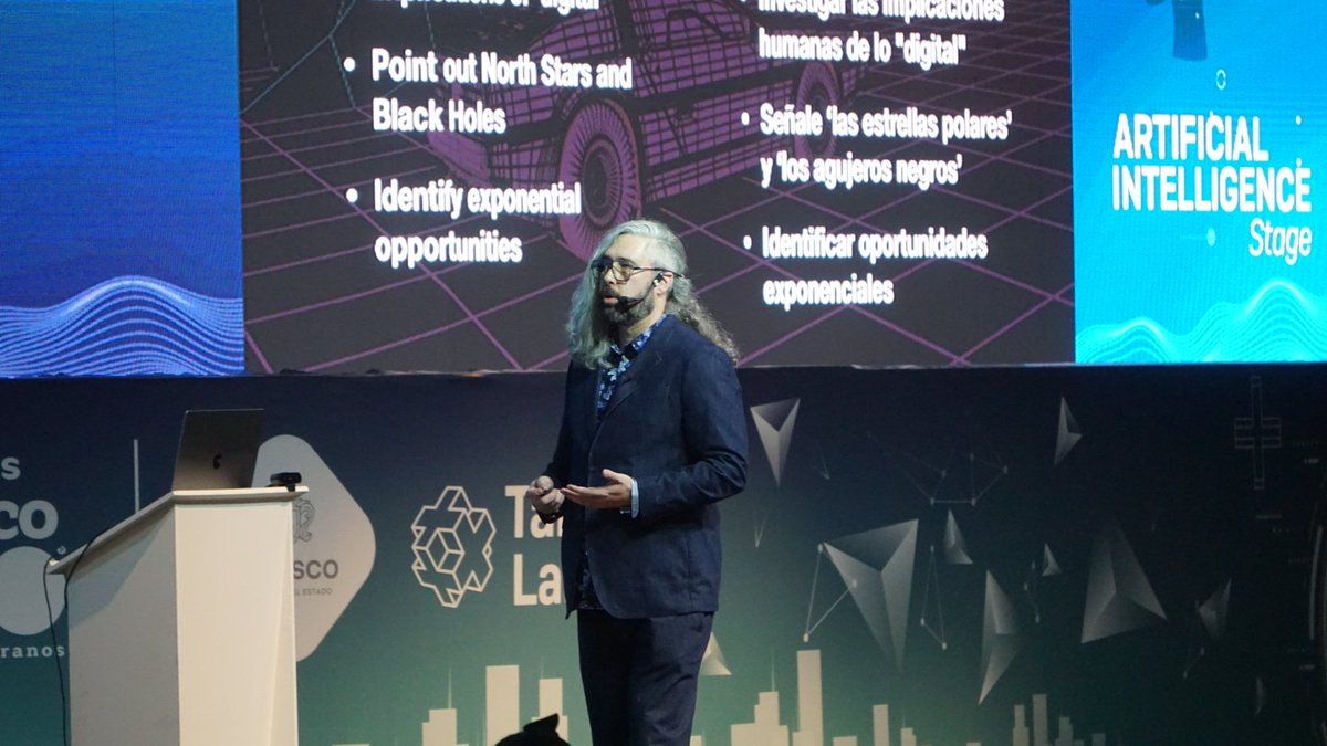 costilla's tweet image. Inicia la platica En una era de compañeros de trabajo máquinas, necesitamos tener fluidez de la IA // @causeit/ M.J. Petroni en @talentrepublic_ #TalentLand2023