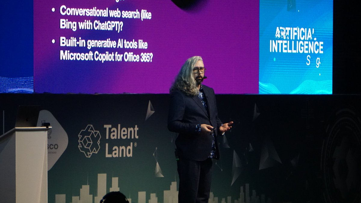 costilla's tweet image. Inicia la platica En una era de compañeros de trabajo máquinas, necesitamos tener fluidez de la IA // @causeit/ M.J. Petroni en @talentrepublic_ #TalentLand2023