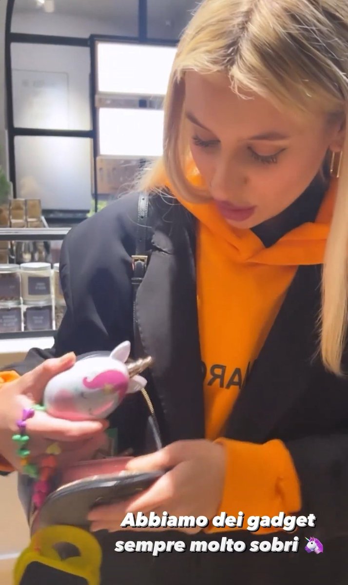Sandy___8's tweet photo. Lei è la vera regina degli unicorni chissà come si sentiva derubata in casa di quel titolo 😆
#incorvassi https://t.co/LdzPrS7nUz