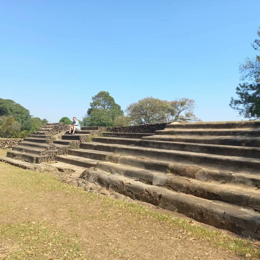 Las gradas construidas por los mayas están mejor conservadas que algunas tribunas de los estadios y canchas del país. 😅😅😅
#ElSalvador