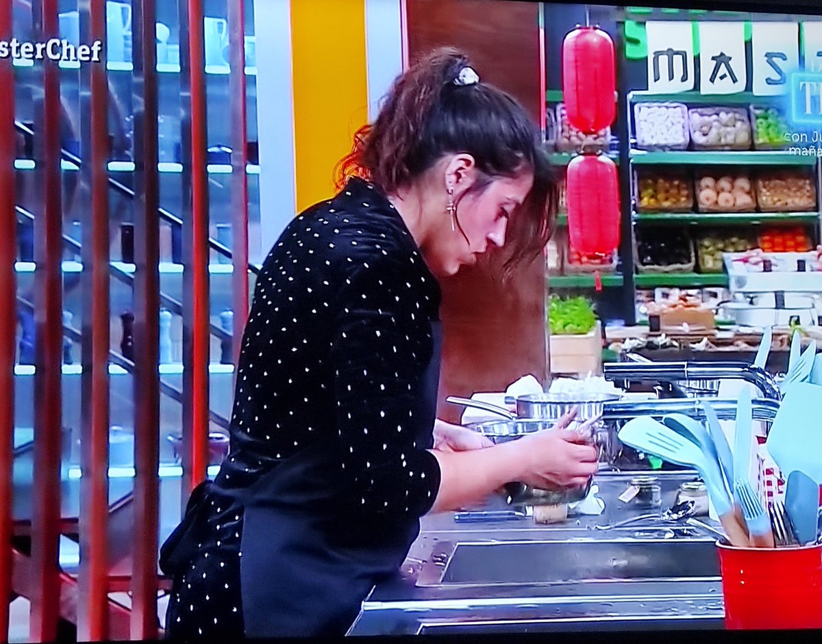 #MasterChef Los casos excepcionales pasan por pasarse las medidas de higiene y seguridad por el arco del triunfo 👏🏼😬🤮