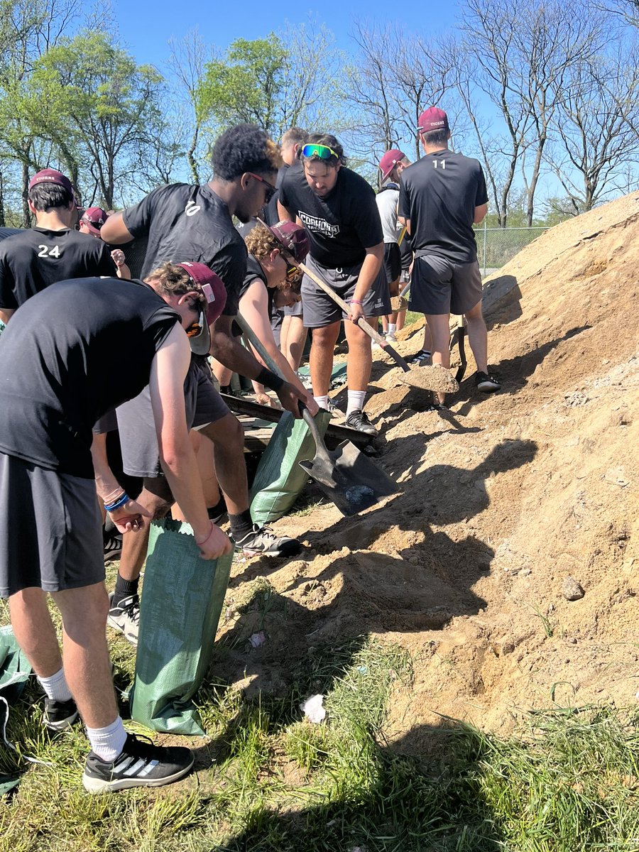 CoahomaCC_BSB's tweet photo. Another beautiful afternoon to get out and serve our community! ☀️ Today we helped out the Juke Joint Festival committee in preparing for this weekend’s festival. #B4_US https://t.co/jT0QF2WLGO