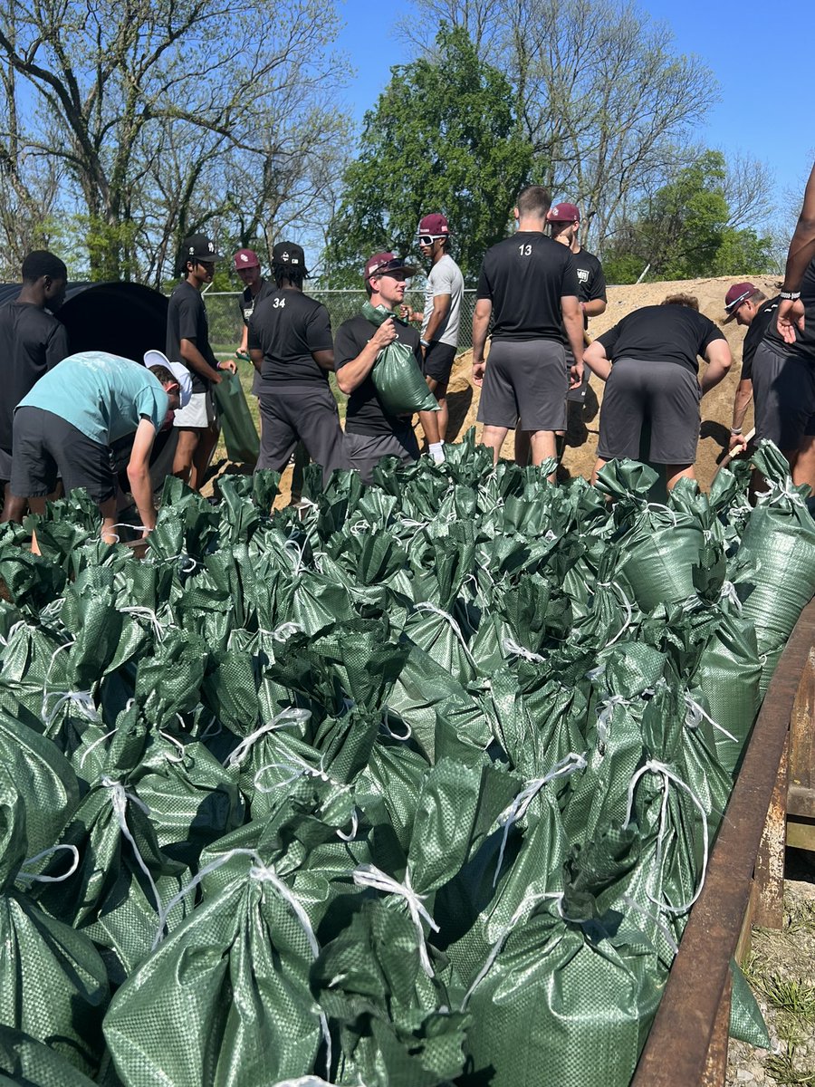 CoahomaCC_BSB's tweet photo. Another beautiful afternoon to get out and serve our community! ☀️ Today we helped out the Juke Joint Festival committee in preparing for this weekend’s festival. #B4_US https://t.co/jT0QF2WLGO