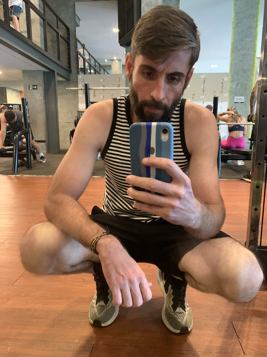 Stevanneto's tweet photo. Em busca do balde que eu mesmo meti o pé 😂😂😂 https://t.co/52YbwURe9B