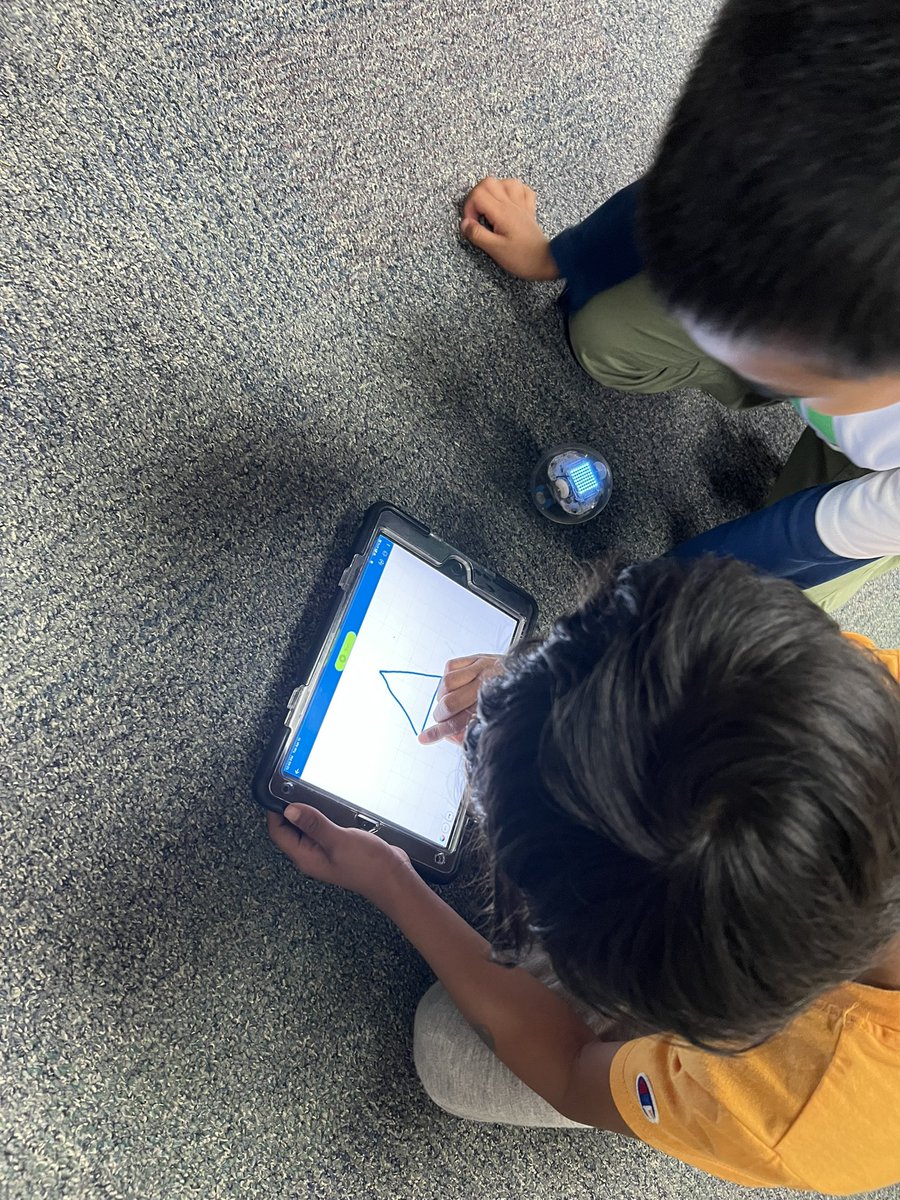 MrsWhiteDCE's tweet photo. Coded with Sphero today to review shapes and show what we know! 🤩 https://t.co/JHUVIQRgXm