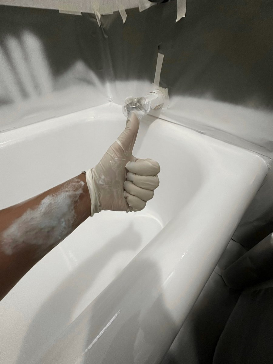 lacura_'s tweet photo. pinté la tina con un tutorial porque nací con un delirio genético llamado “¿qué tan difícil puede ser?”

es una condición que modifica mi mente para que se monte en la película de que puedo hacer cualquier cosa —desde manualidades hasta mecánica o construcción— y lograrlo. https://t.co/UEsSBinCu9