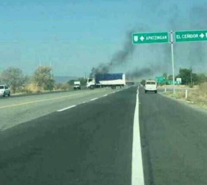 UnidaddeInteli5's tweet photo. CARRETERA NUEVA ITALIA - APATZINGÁN- PARACUARO TOMEN SUS PRECAUCIONES SIGUE LA BALACERA LA TUTA  - TUKAN - TEMPLARIO https://t.co/yye8CUefVm