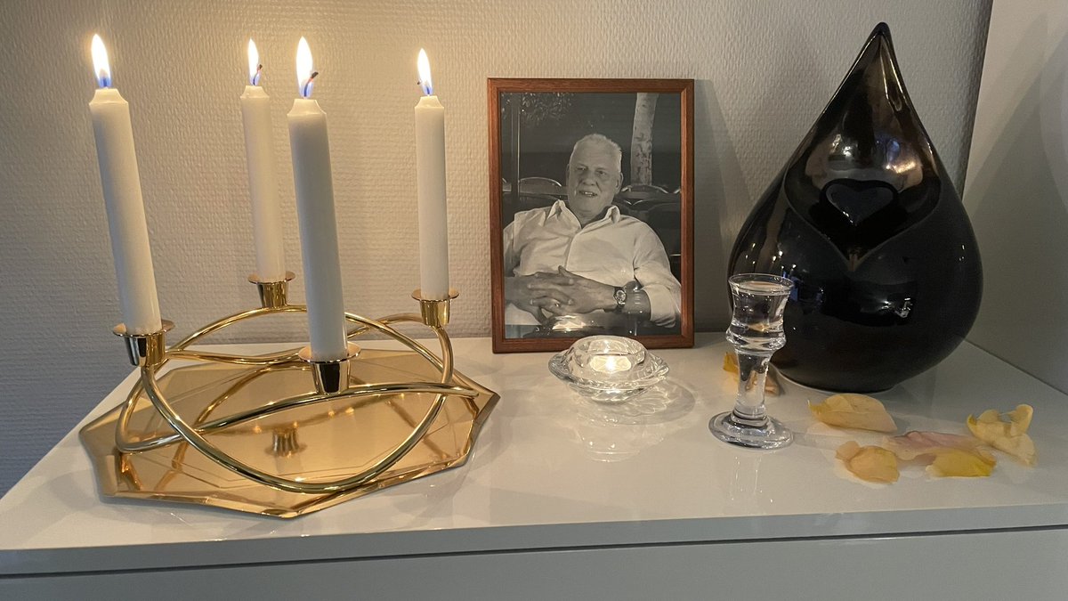 tj_smartguard's tweet photo. There’s only one Birger Jensen!!! 💔💙🖤

Papa is vandaag “thuisgekomen”… 

We hebben in intieme kring en op gepaste wijze afscheid genomen van onze man/papa/opa/vriend!

Dank aan allen die aanwezig waren, voor de vele bloemen, mooie woorden en hommages ❤️😢!

YNWA #myhero https://t.co/3K01kg5RvC