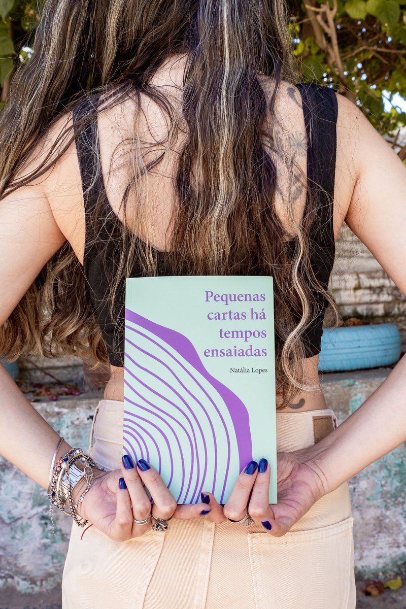 Ensapalavras's tweet photo. escrever até virar livro
olhar atentamente até 
tudo ser poema
viver o suficiente para 
colocar a palavra no mundo
compartilhar dores e 
alegrias com mais gente 
do que eu poderia supor

PEQUENAS CARTAS HÁ TEMPOS ENSAIADAS 
tá aqui pra você 
tudo nele é amor em 
forma de poesia. https://t.co/9vLQdPdGlb