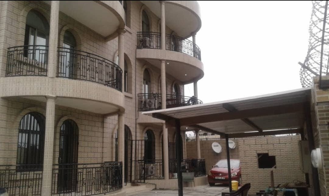 ImmoPonton's tweet photo. Immeuble commercial a vendre 
Quartier residential : tchimbamba vers le diplomate 
Description: immeuble avec contenant 6 appartements de 2 chambres modernes 

Prix inbox 
Contact WhatsApp et appel au 057199398 https://t.co/PZvawT4vmF