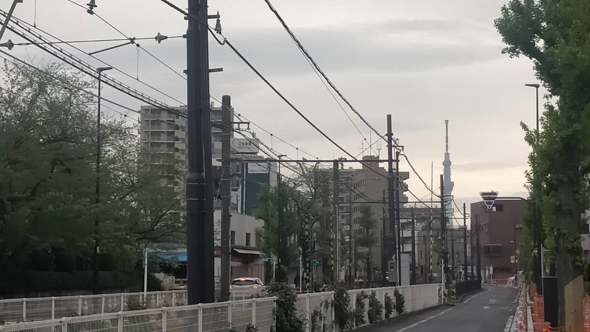 kagukkoshi's tweet photo. おはようございます☺️

今日はうっすらスカイツリーの見える【都電の町】荒川、全面曇り☁️
さすがに葉桜ですね🌸

今日は #パンの記念日
パンでもご飯でも朝は食べましょう💪

#企業公式が毎朝地元の天気を言い合う #企業公式春のフォロー祭り ＃イマソラ #家具は完成品が届く時代に https://t.co/0fM76js3CY