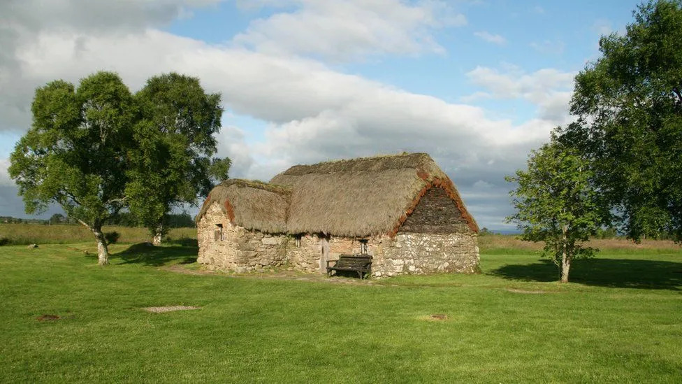 🏠¡Mira esta hermosa casa de campo en Escocia hecha con brezo! Si quieres aprender más sobre bioconstrucción, entra a la página de Solarpedia: solarpedia.info/bioconstruccio…