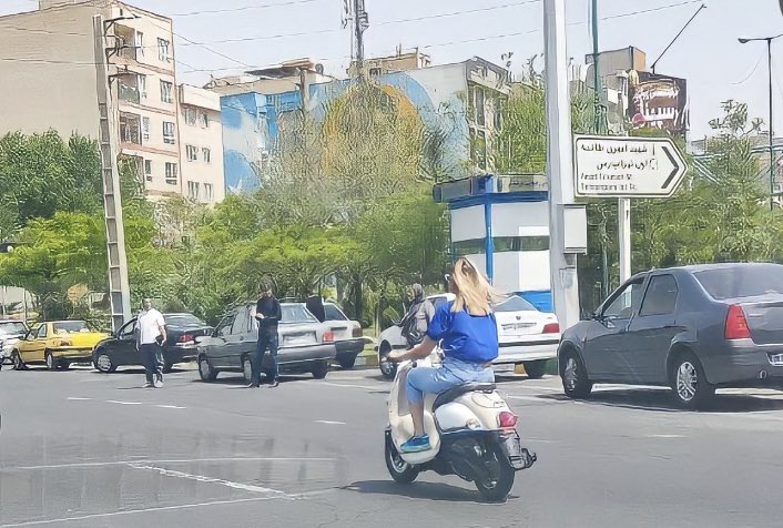 khodesepid's tweet photo. چقدر موتور سواری به دخترامون میاد!
زن زندگی، آزادی از تهران، اتوبان باقری.
#مهسا_امينی‌ 
#IranRevoIution https://t.co/4FV88z5QRY