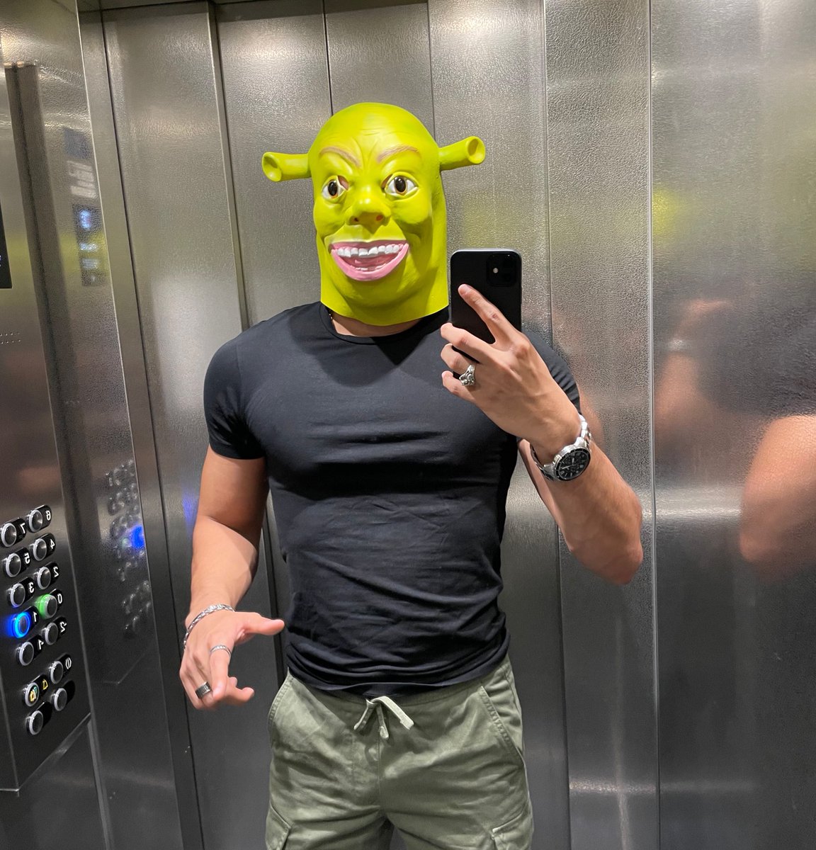 Maka_Eshh's tweet image. Dรฉsolรฉ chรฉri mais le masque shrek reste pendant le sexe