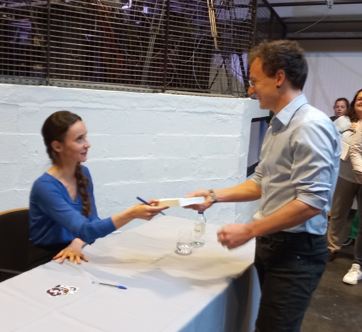 eloitp33's tweet photo. Merci à @salomesaque d’être venue à la @StationAusone présenter son livre « Sois jeune et tais toi ». Un échange passionnant et vertigineux sur les défis que doit relever notre génération. (Merci aussi de rappeler qu’à 27 ans on reste jeune !) https://t.co/2bqs0yZnRn