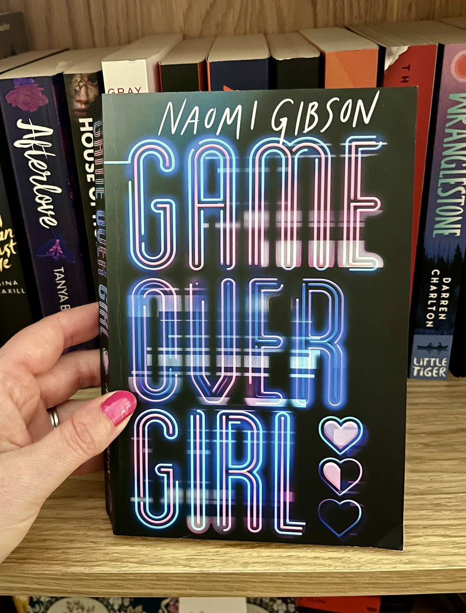 sarahbonner101's tweet photo. Just finished #GameOverGirl by @naomigwrites
Absolutely love this! Super fast-paced and with an intriguing mystery at its core, plus a fascinating glimpse into VR gaming. And the end!! Just brilliant. Highly recommended βοΈβοΈβοΈβοΈβοΈ https://t.co/yZuEXh81Pe