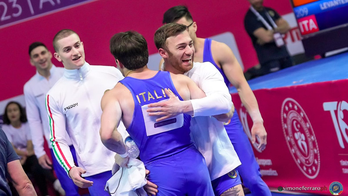 Coninews's tweet photo. Italia da urlo ad Antalya🤸🏼‍♂️🥇🇮🇹

Gli azzurri sul trono d’Europa della ginnastica artistica nella prova a squadre maschile. Non era mai successo. 
In Turchia trionfano davanti ai padroni di casa e alla Gran Bretagna. 💪🏻

👉🏻https://t.co/773MkBBNWX

@Federginnastica https://t.co/DyGtmUG71Y