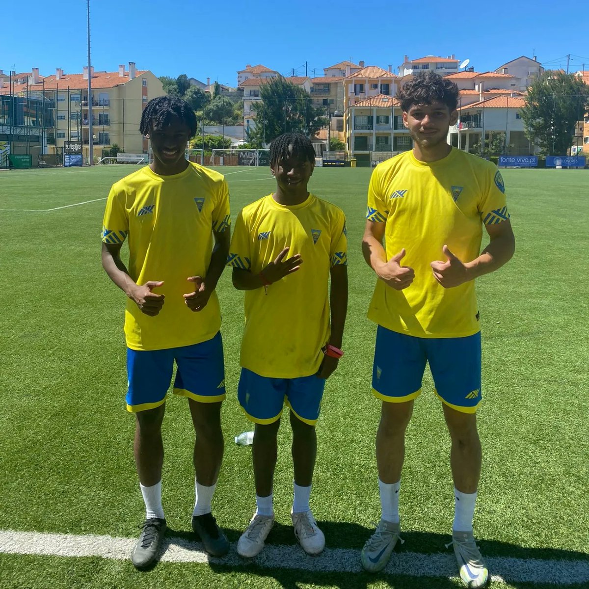 Soccer_Passport's tweet photo. The boys from @NLSupnext take a pose before practice today with Estoril Praia U19. Let's see how they fancy. #pathtopro #nextlevelsoccer #onamission #soccerpass #leadstoyourgoals https://t.co/0dpk5qO8pe