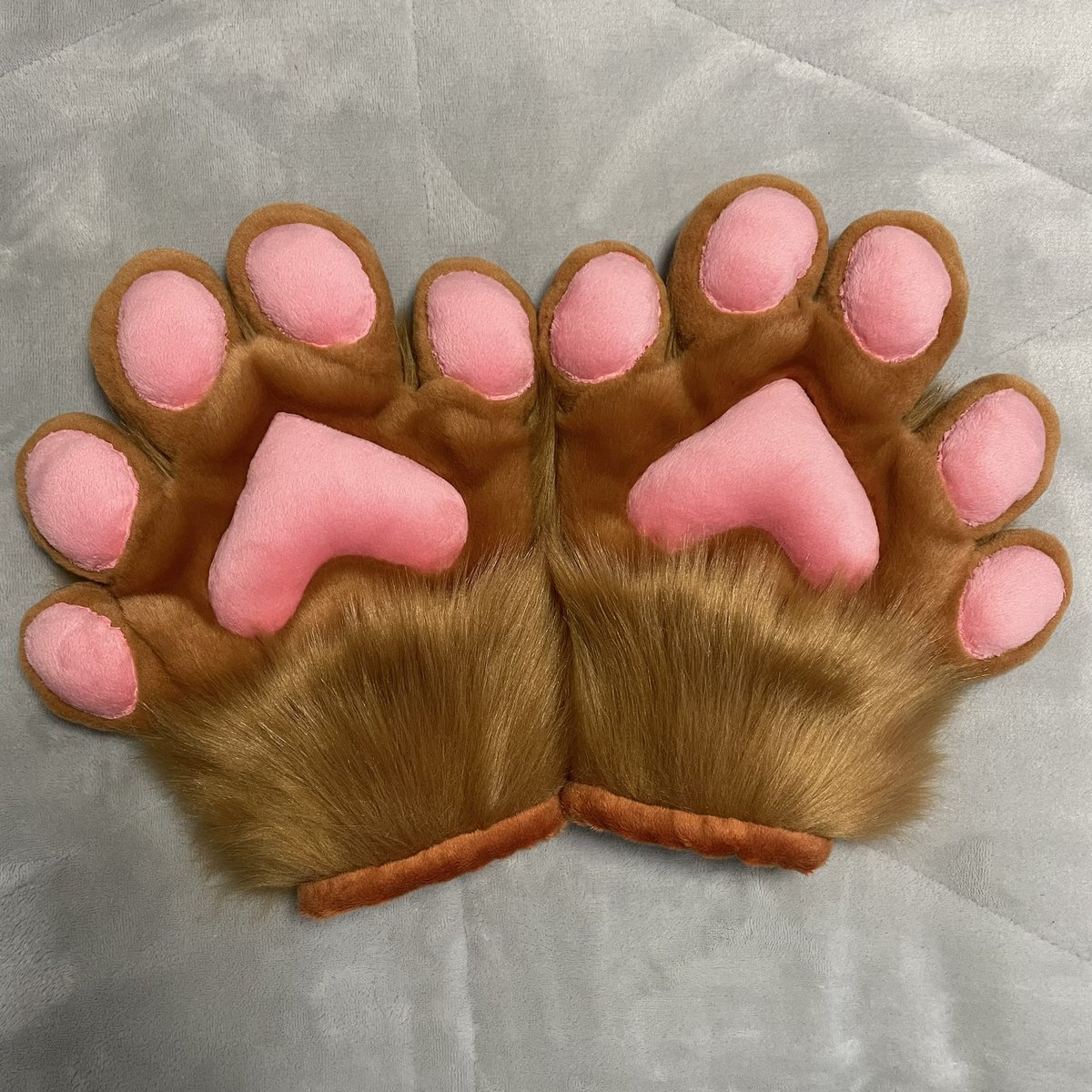 angelthedutchie's tweet photo. Finished 5 finger paws with finger escapes! This was my first time doing 5 finger paws👀
—————————————
#furry #fursuit #fursona #furrys #furries #furryfandom #furrycommunity #fursuitmaker #fursuiting #fursuitmakers #furrypaws #fursuitpaws #pink #pinkpaws #furrypaws #fursuits https://t.co/8wV0gZwLU1