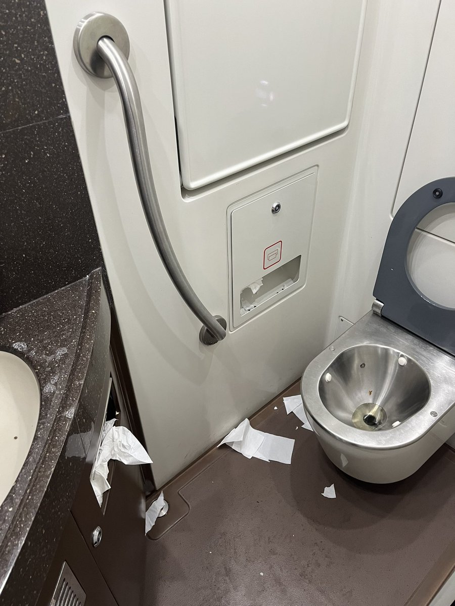 maariacuenca's tweet photo. @iryo_eu ¿Alguna de vuestras tarifas incluye la limpieza de los vagones? Vale que el trayecto Málaga-Madrid sea más barato, pero a qué precio. #renfe #iryo #transportedeanimalesvivos https://t.co/OR163OxZxO