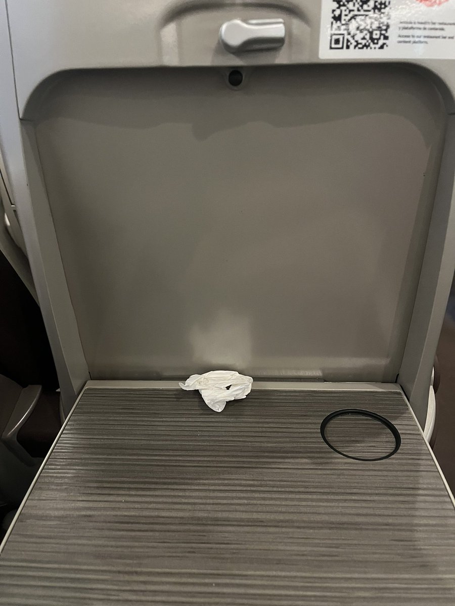 maariacuenca's tweet photo. @iryo_eu ¿Alguna de vuestras tarifas incluye la limpieza de los vagones? Vale que el trayecto Málaga-Madrid sea más barato, pero a qué precio. #renfe #iryo #transportedeanimalesvivos https://t.co/OR163OxZxO