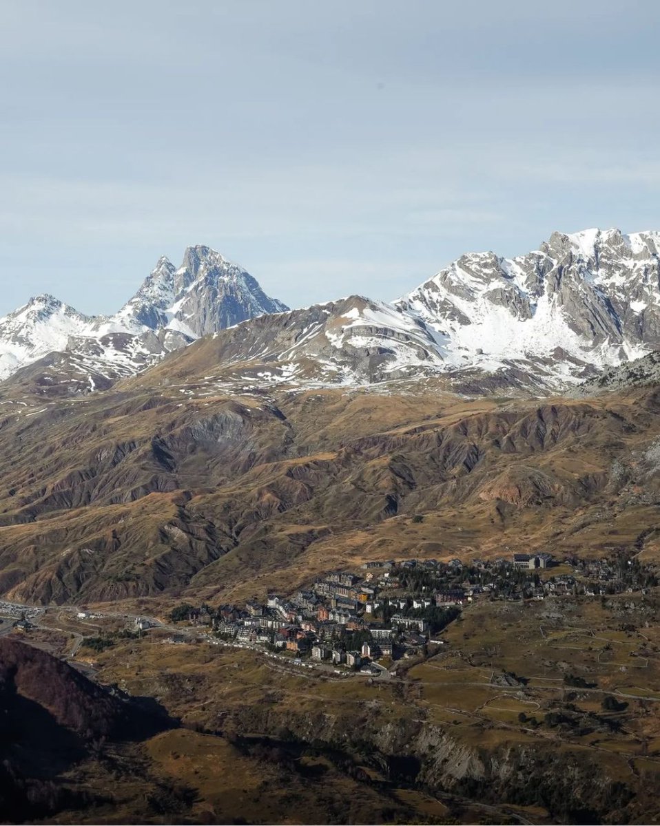 CasaBiescas's tweet photo. El pueblo de Formigal y el pico Peña Foradada a vista de pájaro ⛰️
•
•
•
📸: Gracias a tonigonzalzz
•
•
•
📍 Pirineos, Valle de Tena
•
•
•
#CasaBiescas
#Pirineos #Pyrenees
#RinconesDelPirineo #RuralTop
#formigal #foradada #nature #valledetena https://t.co/4yJ5vs83F7