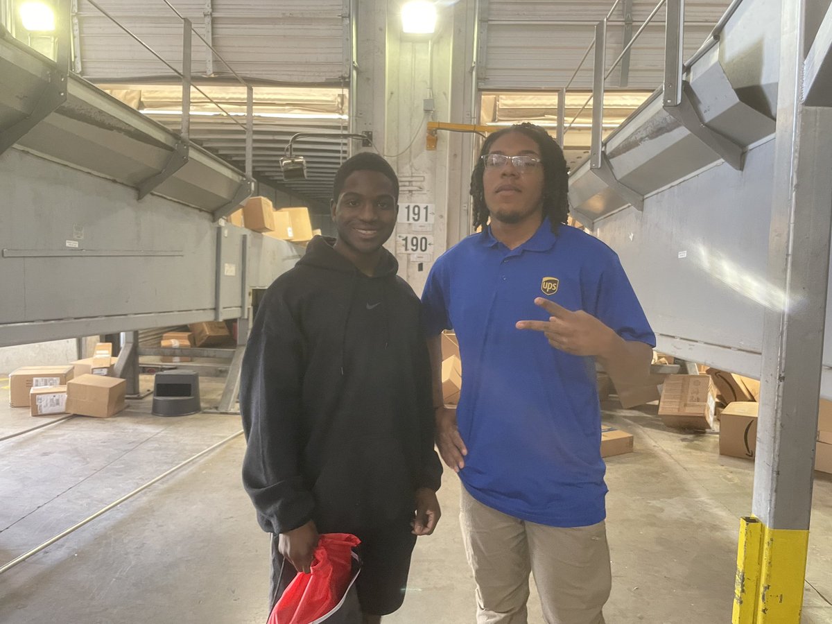 Happy 1 year anniversary to this <a href="/UPSers/">UPSers</a> Dale Jules!! Thank you for your hard work! To many more years at <a href="/UPS/">UPS</a> <a href="/bigtymer504/">E.J.⚜</a> #DeliverWhatMatters